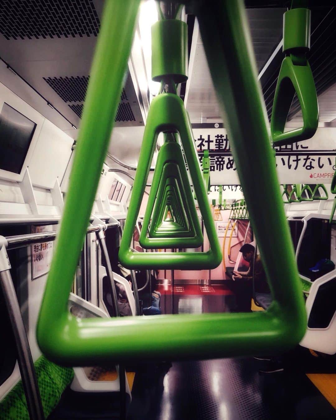 ima_ju / Jun Iのインスタグラム：「. . Subway . . ワープのトンネル的なw . . 余談: 5年経ってようやく観た映画「インターステラー」^^; しかも観た後に分かったというC.ノーラン作品 ^^; 宇宙ものなのに最初は畑のシーンが長くムムム...という感じのスタートだったけど、めっちゃ良かった。かなり響いたな。。アマゾンPでタダ観可ですよ👍 僕もワープしたい... . . ::」