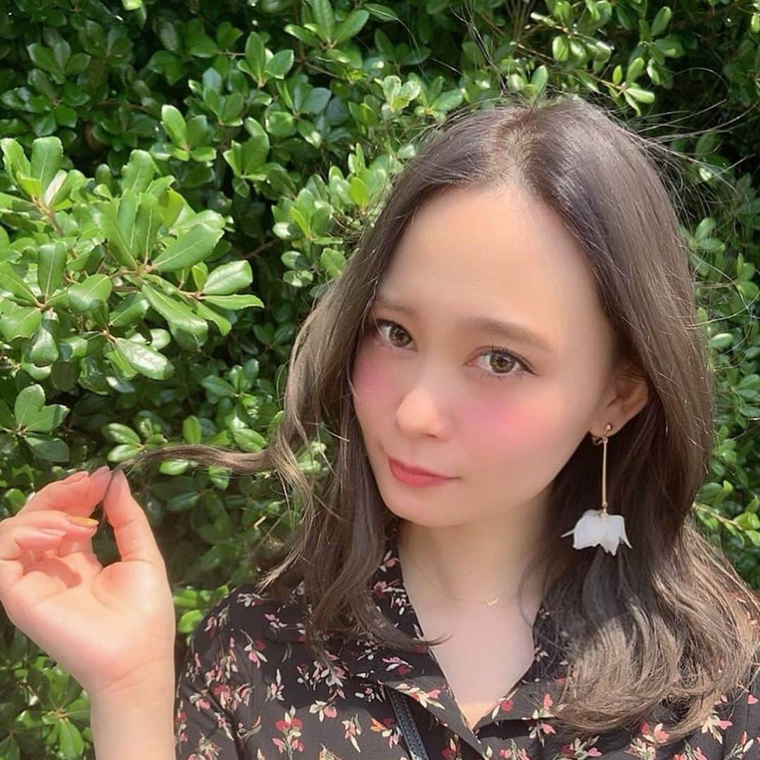 本田しおりのインスタグラム：「ハイトーン飽きたのと髪痛み過ぎやったけカラーカットトリートメントしてもらいました  @ogamiksk  夫はカットもカラーも凄く上手い。 ので仕上がりとっても満足なのですが、写真を撮るのがすこぶる下手ですw  20枚くらい撮ってもらったのに、目ちゃんと開いとる写真1枚しかなかったw （そんな瞬きしてないと思うけどな）  でもめっちゃ良い色やけ、お見苦しいと思いますが半目でお届けします」