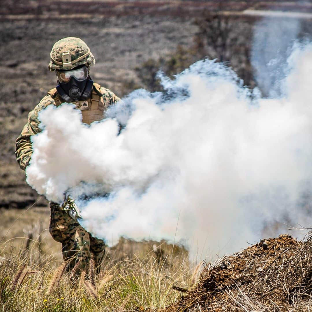 アメリカ海兵隊さんのインスタグラム写真 - (アメリカ海兵隊Instagram)「Foggy Bottom  Cpl. Nathaniel Butorovich, a chemical biological radiation nuclear defense chief with @3DMarDiv, blasts troops with CS gas during a platoon-level attack as a part of Exercise Bougainville II on Range 10, Pohakuloa Training Area, Hawaii, May 11, 2019. (iiimef_marines photo by Lance Cpl. Jacob Wilson)  #Marines #USMC #MCRD #SanDiego #MarineCorps #DevilDog #Fog #Gas #CS」5月16日 20時59分 - marines