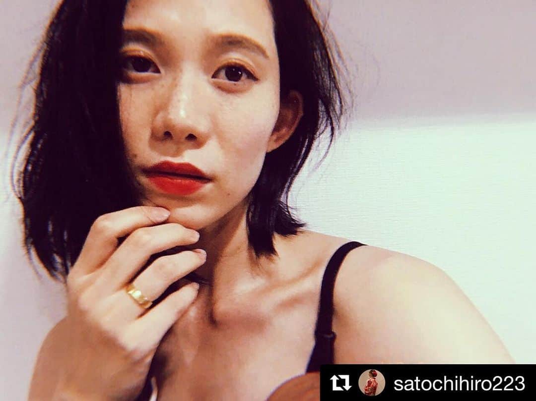 平山奈美のインスタグラム：「#Repost @satochihiro223 with @get_repost ・・・ Marriage rings﻿﻿ ﻿ ﻿ @nami2712 さんから素敵なお写真が💕﻿ ﻿ ５つ前のpic 平打ち甲丸リング 5㎜幅 表面はマット加工をほどこしたマリッジリングの着画になります﻿ ﻿ 特別なリングだけど、普段のファッションにも、﻿ おしゃれに溶け込むように...﻿ という花嫁さまのご希望がつまったリング﻿！﻿ ﻿ おしゃれすぎて、、もう素敵すぎます😭 ありがとうございます✨﻿ ﻿ ﻿ マリッジリングお探しの花嫁様、﻿ ぜひ、お気軽にDMにてご相談下さいね✨﻿ ﻿ ・‥…━…‥・‥…━…‥・‥…━…‥・‥…━…‥・‥… .﻿ .﻿ 《ジュエリーアドバイザー》として、﻿ ﻿﻿ お一人お一人に合った最高のリング選びをお手伝いいたします💎.﻿﻿ .﻿﻿ ✶どんな指輪にしようか迷っている﻿﻿ ✶どんなデザインが似合うか分からない﻿﻿ ✶オーダーメイドって高いのかな...﻿﻿ ✶ダイヤの選び方について知りたい﻿﻿ ✶メンテナンスはどうしたらいいの﻿﻿ ✶お母さんやおばあちゃんの婚約指輪をもらったけど、どうしたらいいのかな﻿﻿ ﻿﻿ などなど、ジュエリーのことに関して何でもご相談をお受けします✨﻿﻿ ﻿﻿ 詳しくは、@satochihiro223 のプロフィールにあるHPを﻿﻿ ご覧ください💍﻿﻿ .﻿﻿ DM、もしくは✉️gemfuel.jp@gmail.comまでお気軽にお問い合わせ下さい✩﻿﻿ .﻿﻿ .﻿﻿ #ジュエリーアドバイザー #jewelryadviser﻿﻿ #エンゲージリング #エンゲージ #マリッジリング #マリッジ #オーダーメイドリング #ブライダルリング #ジュエリー #指輪 #ダイヤ #プレ花嫁 #ウェディング #bridal #全国のプレ花嫁さんと繋がりたい #wedding #結婚式 #結婚式準備 #平打ち甲丸 #マット仕上げ﻿﻿ ﻿﻿ ﻿」