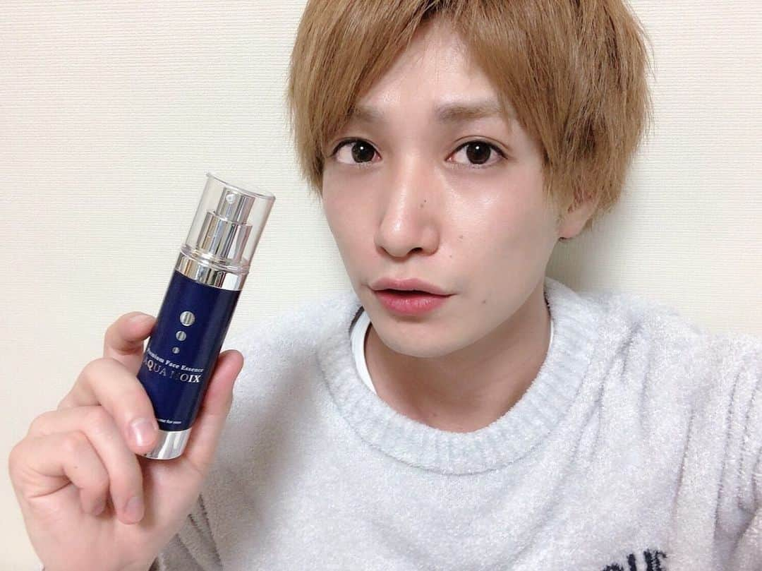 井深克彦さんのインスタグラム写真 - (井深克彦Instagram)「. 🌿💄⏳﻿﻿ ﻿﻿ 時間がなくてなかなか﻿﻿ スキンケアに時間をかけられない﻿﻿ 主婦やお仕事で忙しい人や😣﻿﻿ ﻿﻿ スキンケアしたいけど﻿﻿ 何から始めればいいのかわからない🥺﻿﻿ ﻿﻿ そんな人にオススメなのが﻿﻿ このオールインワン美容液﻿﻿ &GINO（アンドジーノ）の【AQUAMOIX】🌿﻿﻿ ﻿﻿ オールインワン美容液だから﻿﻿ なんとスキンケアが﻿﻿ これ一本で完了なのです✨﻿﻿ 経験上、オールインワン美容液って﻿﻿ 結局乾燥してしまったり﻿﻿ 物足りなさを感じることが多いけど﻿﻿ AQUAMOIX（アクアモイス） は透明なジェルで﻿﻿ しっかりうるおうからオススメ👌﻿﻿ ﻿﻿ 僕はカバンに入れて👜﻿﻿ 持ち運び用にしてます✨﻿﻿ こまめにケアできるし、﻿﻿ 岩盤浴とかジムに行った後に﻿﻿ ちゃんと保湿できるからオススメです☺️✨﻿﻿ @andgino_official﻿ ﻿﻿ #プレミアムフェイスエッセンスアクアモイス #アクアモイス #アンドジーノ #メンズスキンケア #メンズコスメ #男性化粧品 #男性化粧水 #メンズ化粧水 #メンズオールインワン美容液 #メンズ美容液 #メンズスキンケア #メンズフェイスケア #保湿力」5月16日 21時10分 - ibuka_katsuhiko