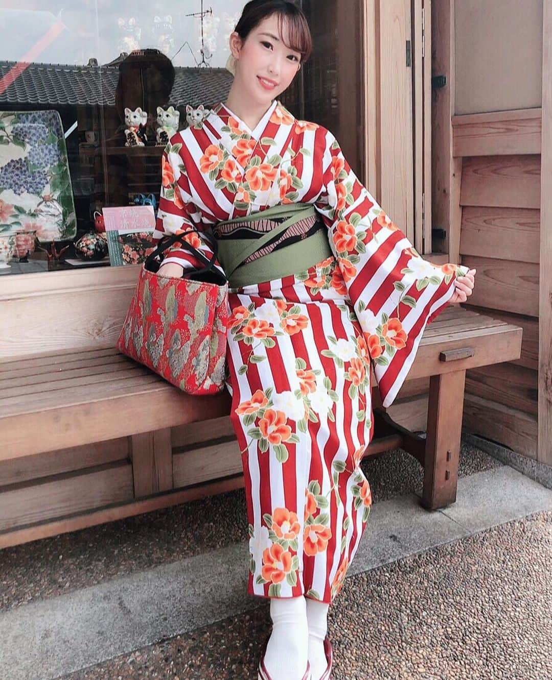 近藤夏奈さんのインスタグラム写真 - (近藤夏奈Instagram)「全身バージョン👘💖💖﻿ ﻿ ﻿ ストライプ✖︎お花🌹...﻿ ﻿ ﻿ 珍しいデザイン好き🥰🥰🥰﻿ ﻿ ﻿ #京都#着物#kyoto#kimono﻿ #八坂庚申堂#私の好きな小京都﻿#taviレポ  #夏奈トラベル✈️kana_travel🌎🌺」5月16日 21時03分 - kana_kondo_official_