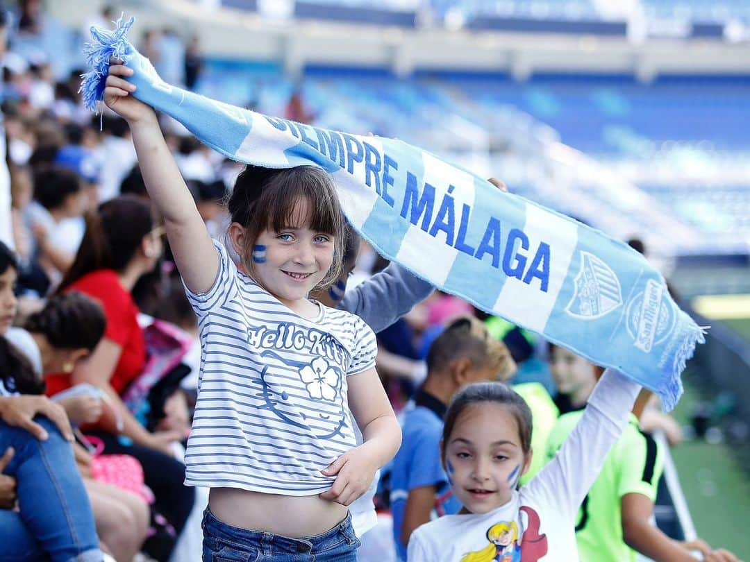 マラガCFさんのインスタグラム写真 - (マラガCFInstagram)「¡Los coles de #ValoresBlanquiazules han venido al entrenamiento de esta mañana! 👦👧💙 . ¡Nos lo hemos pasado pipa!」5月16日 21時03分 - malagacf