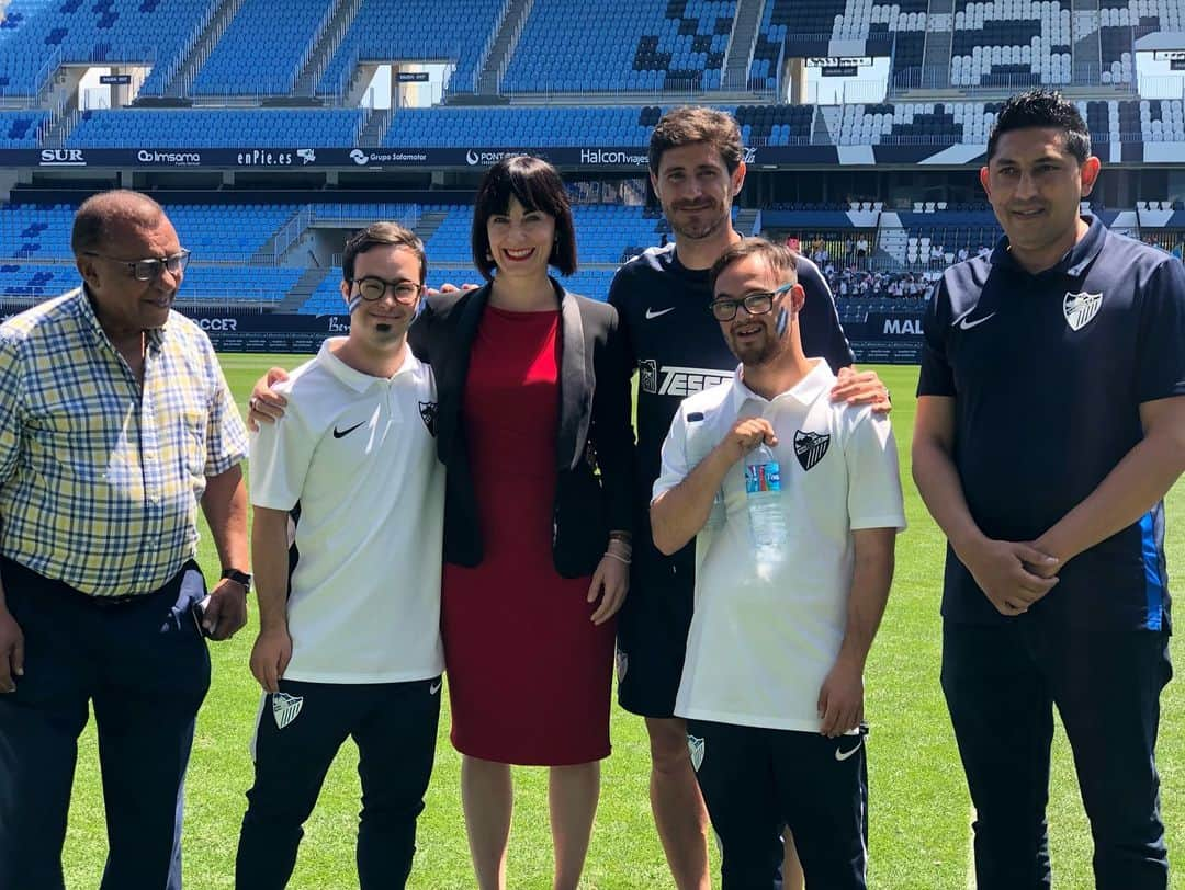 マラガCFさんのインスタグラム写真 - (マラガCFInstagram)「¡Los coles de #ValoresBlanquiazules han venido al entrenamiento de esta mañana! 👦👧💙 . ¡Nos lo hemos pasado pipa!」5月16日 21時03分 - malagacf