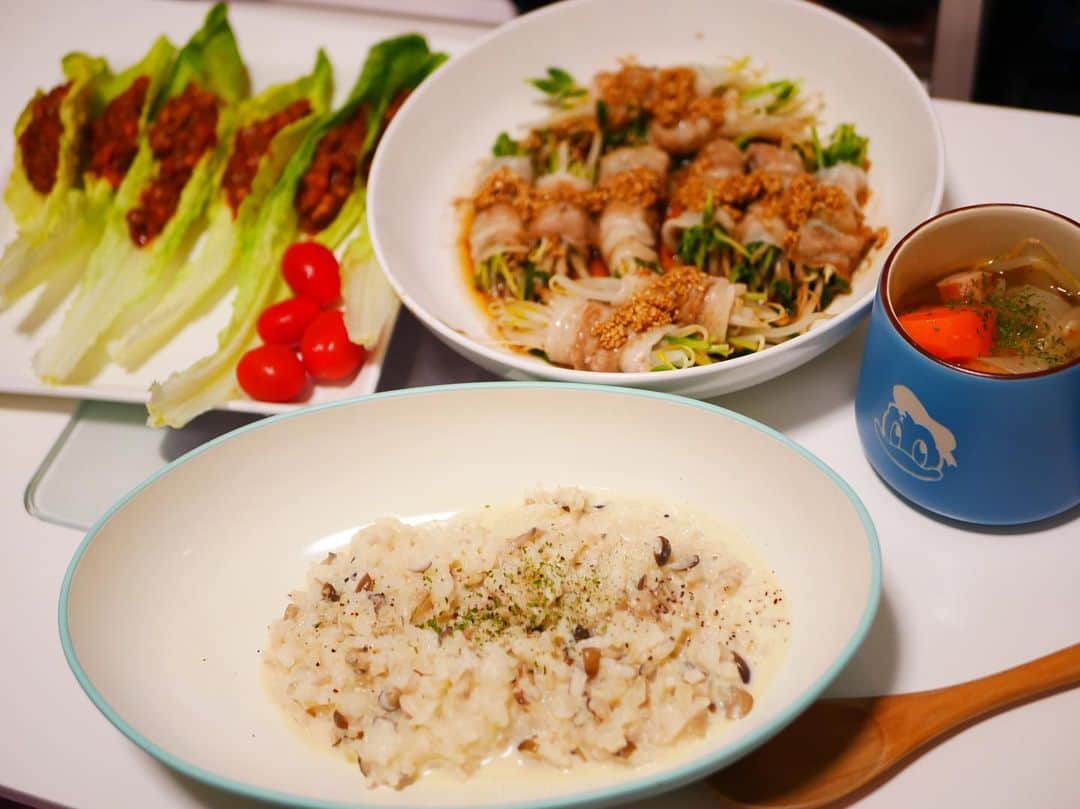 椎名香奈江のインスタグラム：「最近自炊できてなーい😭  1ヶ月くらい前に作ったリゾット🍽  キーマカレーの残りをサラダにしたのよねー🥗  #リゾット #トリュフ塩  #ポトフ #豆苗肉巻き」