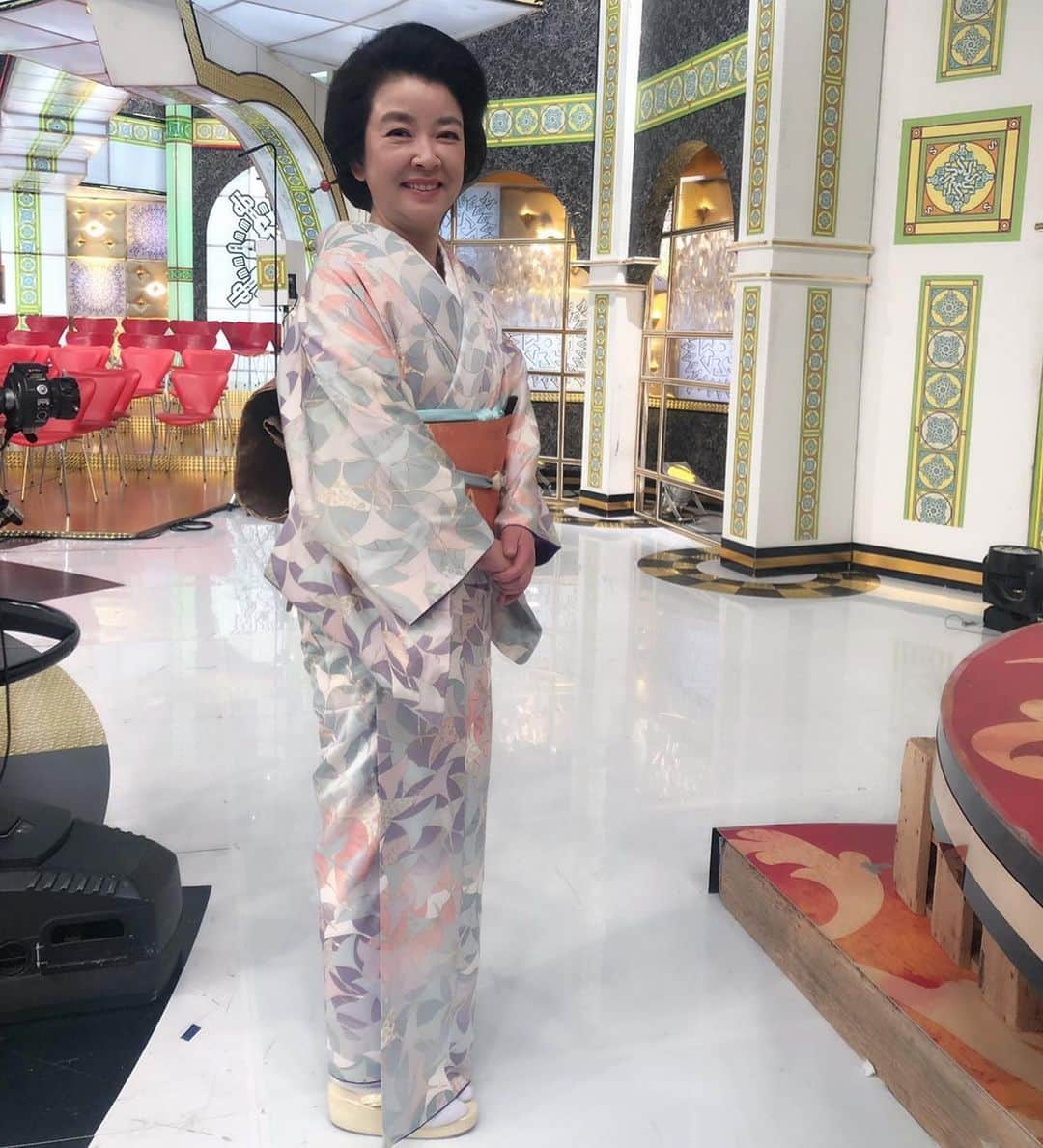 岸本加世子のインスタグラム：「明日5/17(金)夜8時〜TBSテレビ「中居正広の金曜日のスマイルたちへ 2時間SP」に出演します。ひばりさんに頂いた形見の着物を着ました。 ひばりさんの長年の付き人の関口範子さんがひばりさんについて書かれた著書 美空ひばり  恋し。発刊されます。 #金スマ #TBS #美空ひばり 恋し #お嬢さんと私」