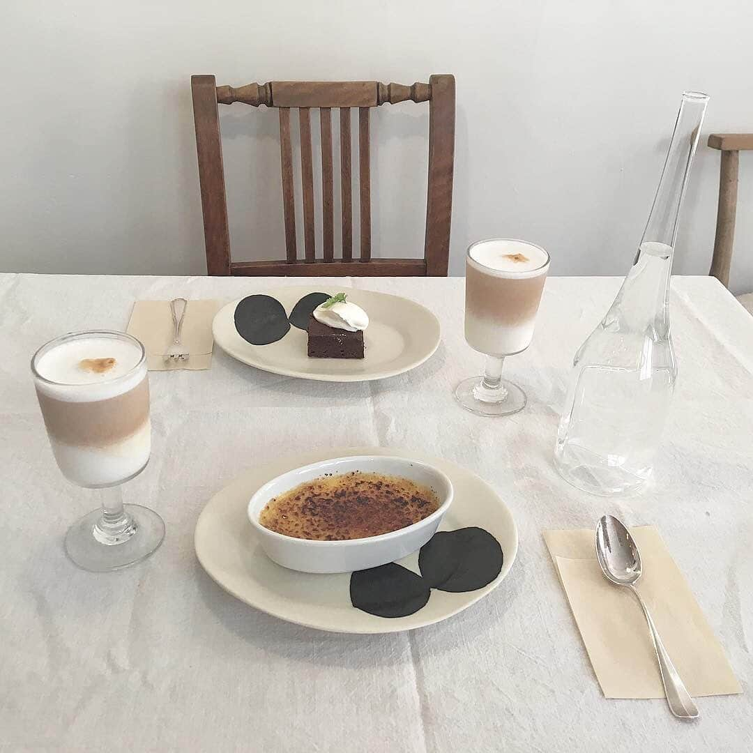 isutaさんのインスタグラム写真 - (isutaInstagram)「. 千葉にある隠れ家的カフェ「Contes」をご紹介♡ . おしゃれなランチ、カフェタイムが楽しめるお店です♩ . シンプルな器に盛り付けられた料理やスイーツは、見ているだけで満たされるほど美味しそうなんです！ . いちごのカッサータやミルクティー、コーヒーゼリーは見た目も可愛いのでぜひ頼んでくださいね❤︎ __________ contes（コンテ） open：11:30～18:00 close：月曜日 access：千葉県千葉市中央区本千葉町4-1 永岡ビル 2F __________ photo by @_soral2l2_ @skr______st @_narpisica_ . #isuta #isutapic #isutacafe #イスタ #千葉カフェ #contes .」5月16日 21時07分 - isuta_jp