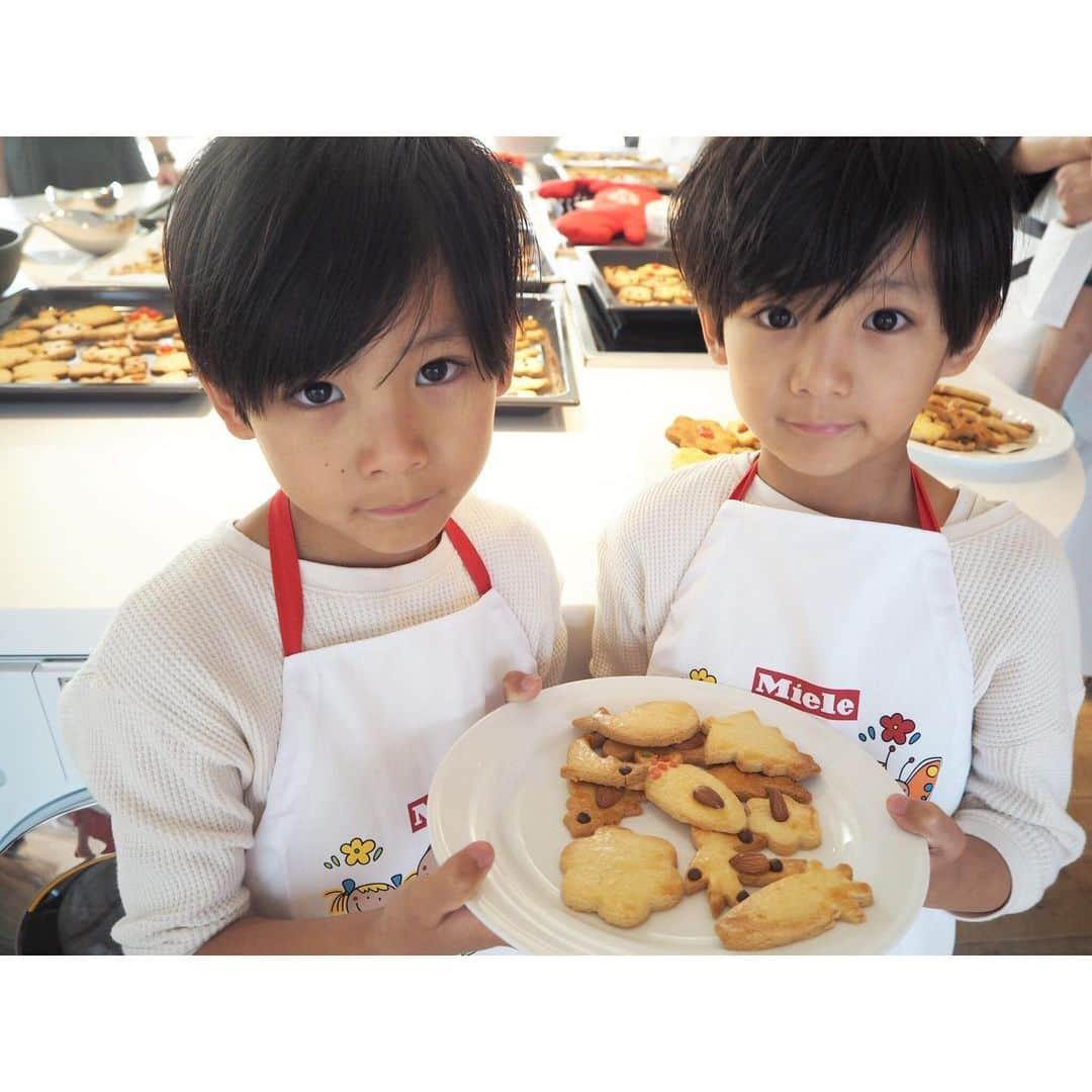 ayakoさんのインスタグラム写真 - (ayakoInstagram)「❤︎ 先日 Miele @miele_japan 母の日イベントに親子で参加し、 一緒にクッキー作りをし、シェフが作ったチーズケーキを試食しました😊 * * Mieleオーブンはデザインが素敵でカッコいい😆 フライパンや鍋もそのまま入る大容量👏 クッキーもかなりの数を一気に焼くことが出来、タッチディスプレイで操作も簡単、 子どもがいても熱が伝わりにくいフロントドアで熱くならないのは魅力的👍 焼くはもちろん！炊く、蒸す、乾燥、発酵、低温調理まで出来るので…欲しくなった🤤 料理の幅が広がる‼️ チーズケーキもクッキーも焼き具合も絶妙👏 味もとっーても美味しかったです！ 最後にお花と手紙を2人からもらい、楽しいイベントでした❤︎ #ミーレ#母の日ギフト#Miele#pr#Miele_Japan#母の日プレゼント #スイーツ作り#手作りケーキ#チーズケーキ  #mothersday#happymothersday」5月16日 21時07分 - ayaya315