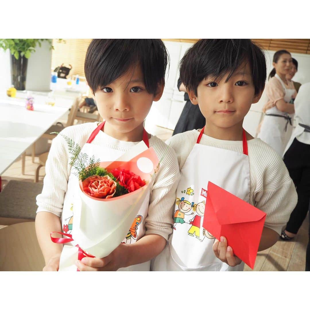 ayakoさんのインスタグラム写真 - (ayakoInstagram)「❤︎ 先日 Miele @miele_japan 母の日イベントに親子で参加し、 一緒にクッキー作りをし、シェフが作ったチーズケーキを試食しました😊 * * Mieleオーブンはデザインが素敵でカッコいい😆 フライパンや鍋もそのまま入る大容量👏 クッキーもかなりの数を一気に焼くことが出来、タッチディスプレイで操作も簡単、 子どもがいても熱が伝わりにくいフロントドアで熱くならないのは魅力的👍 焼くはもちろん！炊く、蒸す、乾燥、発酵、低温調理まで出来るので…欲しくなった🤤 料理の幅が広がる‼️ チーズケーキもクッキーも焼き具合も絶妙👏 味もとっーても美味しかったです！ 最後にお花と手紙を2人からもらい、楽しいイベントでした❤︎ #ミーレ#母の日ギフト#Miele#pr#Miele_Japan#母の日プレゼント #スイーツ作り#手作りケーキ#チーズケーキ  #mothersday#happymothersday」5月16日 21時07分 - ayaya315