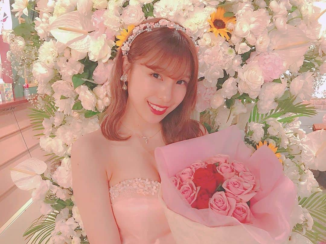 小嶋菜月さんのインスタグラム写真 - (小嶋菜月Instagram)「☺️🌸 . . アイドルを卒業して今日でちょうど１年♥️ . . 可愛いドレスに可愛いお花、 幸せだったなぁ〜☺️🌹 . . 皆さま、これからもよろしくお願いします💓 . . #akb48 #アイドル #卒業 #卒業公演 #ドレス #ピンク #お花 #🌻#🌹」5月16日 21時08分 - kojimanatsuki_offical