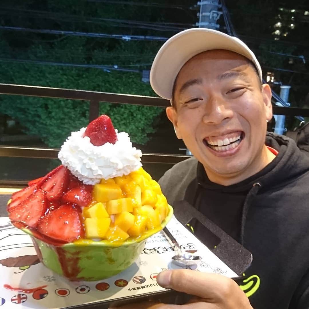 松本康太さんのインスタグラム写真 - (松本康太Instagram)「『生いちご&マンゴー』新大久保にある「Snow Village」と言うお店のかき氷♪かき氷はミルク味のパウダースノー♪サラサラなのです(^-^)♪食べ進んで行くと下のほうに細かく刻んだイチゴ&マンゴー♪美味しいのです♪量が多いので2人～3人で食べることをオススメします(^^ゞ  #かき氷 #新大久保 #snowvillage #スノーヴィレッジ #いちご #マンゴー #イチゴ #苺 #スイーツ #sweets #レギュラー松本 #あるある探検隊 #新大久保グルメ #jk #jd #デザート」5月16日 21時09分 - aruarutankentai.matsumoto