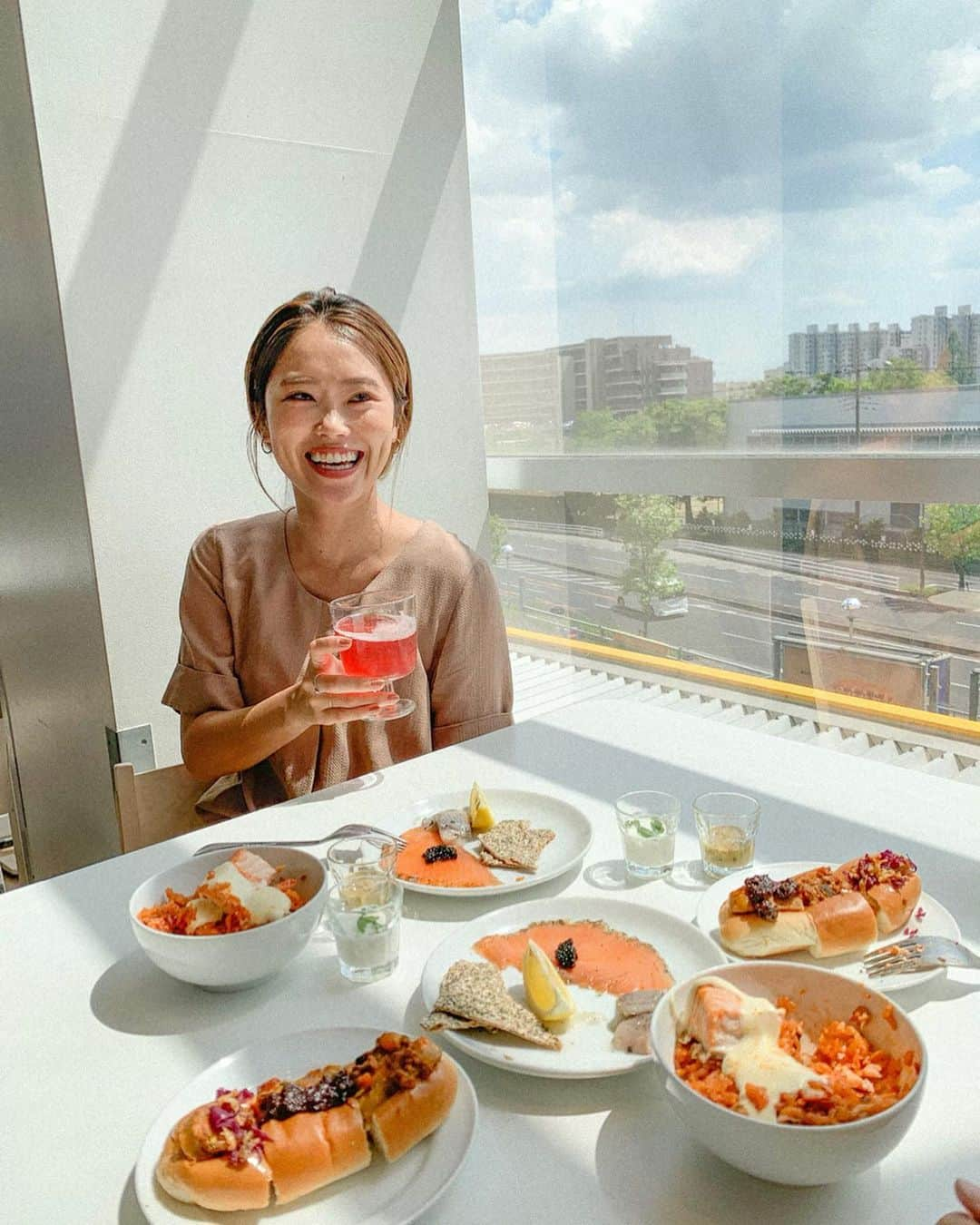 井村亜里香さんのインスタグラム写真 - (井村亜里香Instagram)「今日はIKEA新三郷にて サステナビリティキャンペーンイベントに 参加してきました🇸🇪💛 ・ 最近よく耳にする👂🏻 サステナビリティとは... 広く環境・社会・経済の３つの観点から この世の中を持続可能にしていくという考え方のこと🌎 ・ IKEAは 『よりよい地球へ毎日の暮らしから。』をテーマに 最先端の技術で 地球と環境を保護していくために CO2 削減や省エネをサポートする 商品やサービスを沢山提案したり 実践しているのです🌳🌲🌿🌎 ・ トイレを流す水も雨水を使っていたり☔ オーヴェルメットフードカバーという サランラップの代わりに 繰り返し使えるカバーもあって きちんと考えられていてすごいな～と 関心してしまいました🥺 ・ バナナ果汁のみから作られた 柔らかい口どけの100%植物由来のアイスも とっても美味しかった🍌😋 IKEAから見習うことが沢山あって私もできることから コツコツと地球環境保護をしていこうと 決めました🌎💪 ・ サステナブルな暮らし方に 楽しくチャレンジしながらポイントが貯まる 新アプリ【Better Living 】もできたので ぜひダウンロードして エコな暮らしを心掛けてみてね🕊🌕 ・ #ikea #BetterWorldStartsAtHome #イケア #サステナブルライフ #プラントベースドフード  #PR」5月16日 21時09分 - arika_imura