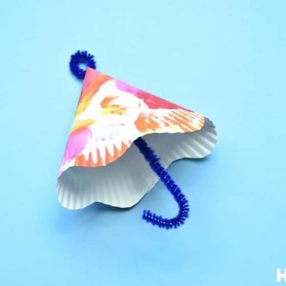 HoiClue♪ [ほいくる]さんのインスタグラム写真 - (HoiClue♪ [ほいくる]Instagram)「＼おしゃれ傘ガーランド／  紙皿をくるんっと丸めると、梅雨に欠かせない立体的な傘に変身☂️✨ . みんなの傘を繋げれば、作った後も楽しい部屋飾りに😊 . 身近な材料で作れるところはもちろん、幅広い年齢で作れるところも嬉しい、条件選ばず楽しみやすい製作遊び🎶 . 作り方の詳細は、 @hoiclue のプロフィールのURLから「ほいくる」へジャンプ→「おしゃれ傘」で検索🔎 . ほいくるの投稿を見て遊んだ後は、ぜひ #ほいくる または #hoiclue のタグをつけえ教えてください♬ほいくる公式サイトの記事内で、ご紹介させていただくかも…？ ※その際はInstagramのメッセージにて事前にご連絡させていただきます。  #保育 #遊び #あそび #子ども #こども #製作 #製作遊び #制作 #造形 #工作 #キッズアート #保育 #保育士 #保育園 #幼稚園 #こども園 #廃材 #廃材遊び #廃材リメイク #傘 #紙皿 #ガーランド #手作りガーランド #梅雨 #梅雨製作 #雨 #シール貼り #フィンガーペインティング」5月16日 21時19分 - hoiclue