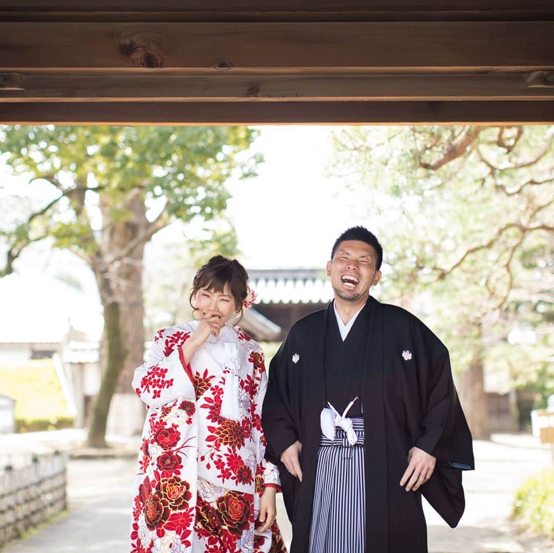 The Sally Garden（ザ サリィガーデン）さんのインスタグラム写真 - (The Sally Garden（ザ サリィガーデン）Instagram)「. . . . .  #和装 の前撮り撮影📸  サッカー好きな新郎さんらしくサッカーグラウンドをロケ地に⚽️ #前撮り . . . . . . . . -----おすすめフェア情報----- 【5月26日(日)★人気No.1フェア】 ガーデン×貸切邸宅×絶品試食×最新トレンド紹介 ------------------------------ 今回はなんと 無料試食に加え、 「何から始めればいいかわからない」 そんな二人に、経験豊富なスタッフが 海外のトレンドやサリィガーデンの結婚式を実例でご紹介します！ . . きっと“ふたりらしさのヒント”が見つかるフェアです♩ . 詳しくはプロフィールのHPから!! ------------------------------ . 公式ホームページは @the_sally_garden のURLから✴︎ ☞http://sally-garden.jp/ ． ・。*・。*・。*・。*・。*・。*・。*・。*・ . @the_sally_garden をフォローして 『#ザサリィガーデン』をつけて お写真を投稿してみてください＊⑅。 こちらの公式IGで写真がリグラムされるかも♩ . ・。*・。*・。*・。*・。*・。*・。*・。*・ #ザサリィガーデン #gardenwedding #naturalwedding  #wedding #bridal #花嫁diy #結婚式diy #結婚式準備 #ラスティックウェディング #オリジナルウェディング #ゼクシィ #marry花嫁 #ウェディングニュース #fannyレポ #ウェディングレポ #栃木花嫁 #群馬花嫁 #栃木 #群馬 #プレ花嫁 #結婚式 #卒花  #2019年春婚 #2019年夏婚 #2019wedding」5月16日 21時13分 - the_sally_garden