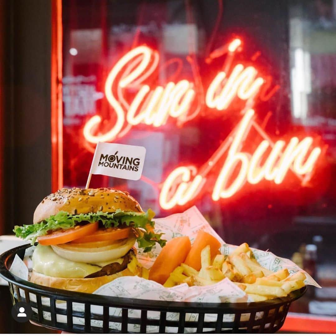 Kua 'Aina UKさんのインスタグラム写真 - (Kua 'Aina UKInstagram)「Say Aloha to our Moving Mountain vegan burger. Tastes as good as the real thing but 💯% plant based.  Welcome to the new world where eat your veggies means eat your burger! @movingmountainsfoods」5月16日 21時14分 - kuaainauk