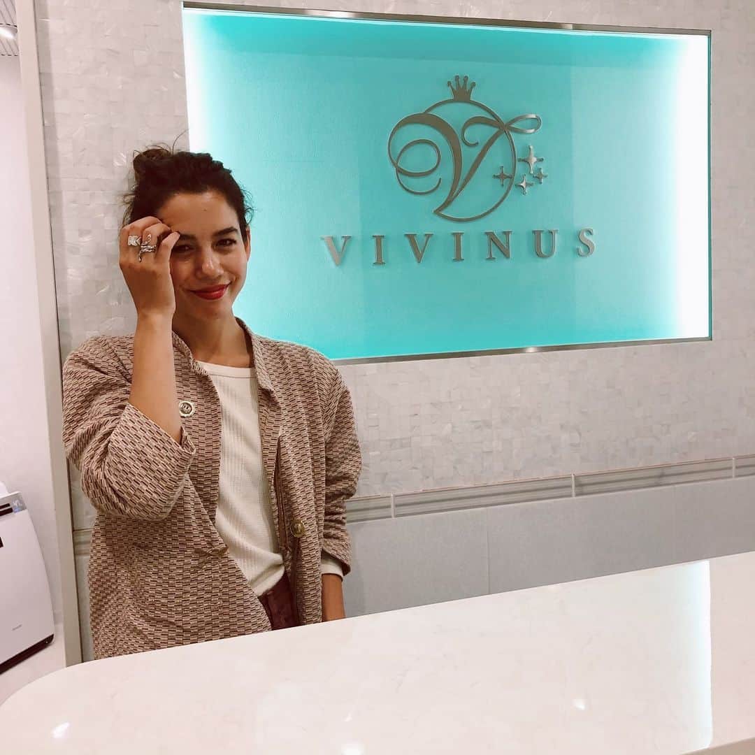 のインスタグラム：「先日、エステサロン "VIVINUS"池袋店に 行ってきたよ🏹🏹 ・ ・ ハイフで深層部の脂肪を分解させて EMSで筋肉を刺激して 引き締めてくれるんだけど、 終わった後に鏡をみて本当にびっくりする くらい太ももの隙間とウエストのくびれ！🥺 ・ ・ 店舗も綺麗だし、担当エステティシャンの方が東洋医学に詳しかったり マッサージしながらも為になる話や 私の身体の特徴を教えてくれたり。 ・ ・ 気持ちいい汗をびっしょりかいて シャワーを浴びる時、 最高に気持ちよかった🚿🤣 ・ ・ ・ @vivinus_i #PR #ビビナス #痩身エステ #池袋 #美容好きな人と繋がりたい  #フォーカスネオ #セルフハイフ」