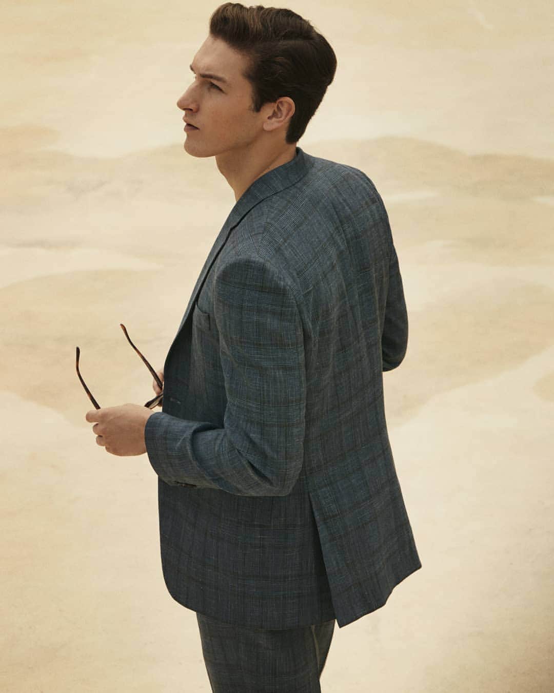 ギーブス&ホークスのインスタグラム：「"People do not decide to become extraordinary. They decide to accomplish extraordinary things." – Sir Edmund Hillary, mountaineer and explorer. . Get adventurous this summer in Gieves & Hawkes botanical inspired SS19 collection. Shop the #ageofexploration via the link in the description. [Model wears navy wool tonal check jacket -£595| Sunglasses by @ebmeyrowitz] #suitup #stylenotes」
