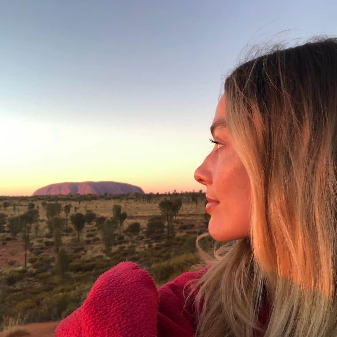 マーゴット・ロビーのインスタグラム：「Outback adventure in @Australia ❤️🐨 (no filters, it’s just that beautiful out here)」