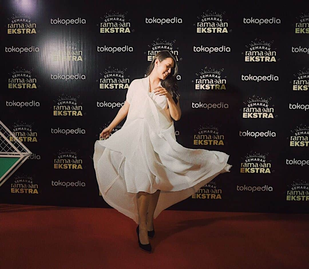 Raisa Andrianaさんのインスタグラム写真 - (Raisa AndrianaInstagram)「Hi semuanya! Hari ini aku bakalan ikut Tradisi Belanja Terbesar @tokopedia dengan ikutan #SemarakRamadanEkstra 16 Mei! 💚  Saksikan di stasiun TV kesayangan kamu yaa di NET TV, SCTV, RCTI, Trans 7 jam 8 malam ini yaa, atau live di aplikasi Tokopedia.  Banyaak bgt promonyaa, ada Tap Tap Mantap 60 detik berhadiah 10 paket umroh, kupon cashback sampe 50%, dan promo pulsa!  Dont miss it guys! #SemarakRamadanEkstra #RamadanEkstraJadiLebih」5月16日 21時28分 - raisa6690