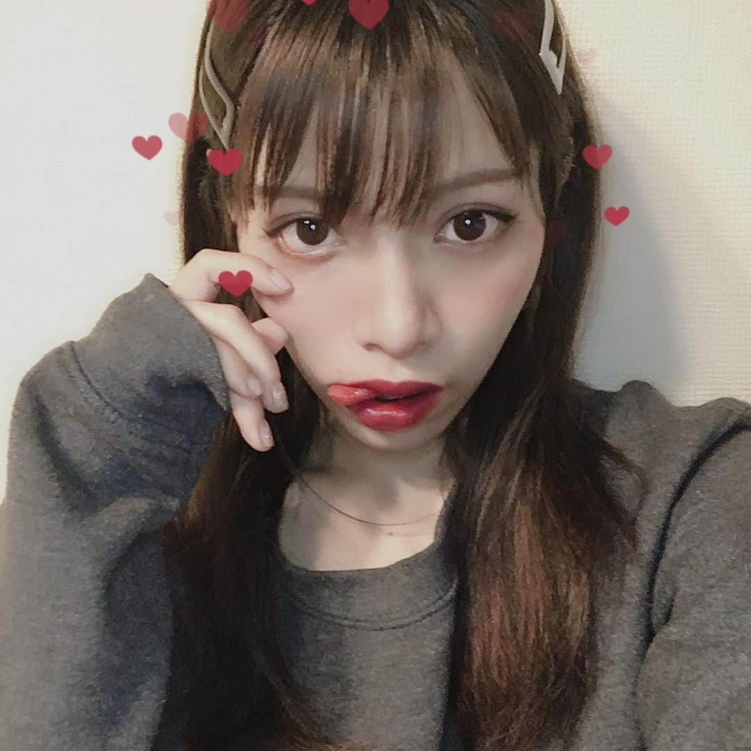 のインスタグラム：「🌚 . あたまズキズキパラダイス ᗦ↞◃ 〜 だが盛ろうと頑張るわたなべ ᗦ↞◃ 〜 なんじゃよ、これは ᗦ↞◃ 〜 . 二枚目のポーズは自分でも良くわからん。 . #マジカルシェリー は #変わらず仕込んでいる 🤪 詳細は、 #ストーリー へ。 . そういや #エクステ 外した。 #超音波エクステ まさかのセルフ外し。 #大変すぎ #誰か #褒めて #友達 の #スウェット #着たまま #あるある #楽やねんもん . みんな ストーリー の ViVi の #水着 #アンケート 答えて 🗽💙 . @majicalsherry_lme #ヘアピン：#ルピス @queen.lupis (v0673)」
