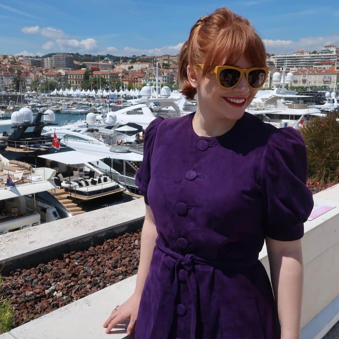 ブライス・ダラス・ハワードさんのインスタグラム写真 - (ブライス・ダラス・ハワードInstagram)「Hey online family, I’m in Cannes! You know what that means... big time fancy schmancy dressing up!  I always feel conflicted when shopping for a press tour, because often these are clothes I will only wear once. In the past, since I’ve purchased rather than borrowed I realized ultimately this wasn’t an entirely sustainable practice. For several years now, I’ve relied on @therealreal religiously to both buy and consign my own clothes.  So for this @rocketmanmovie press tour, I challenged myself to exclusively dress in consigned and previously owned pieces. This is my first look: the dress, shoes, and sunglasses are all from @therealreal (tap second photo for credits). I’m so curious, who of you out there buy or sell your clothes on consignment? Or vintage?」5月16日 21時22分 - brycedhoward