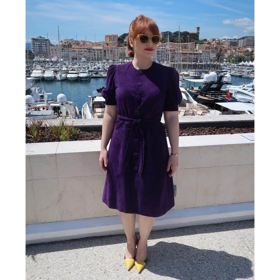 ブライス・ダラス・ハワードさんのインスタグラム写真 - (ブライス・ダラス・ハワードInstagram)「Hey online family, I’m in Cannes! You know what that means... big time fancy schmancy dressing up!  I always feel conflicted when shopping for a press tour, because often these are clothes I will only wear once. In the past, since I’ve purchased rather than borrowed I realized ultimately this wasn’t an entirely sustainable practice. For several years now, I’ve relied on @therealreal religiously to both buy and consign my own clothes.  So for this @rocketmanmovie press tour, I challenged myself to exclusively dress in consigned and previously owned pieces. This is my first look: the dress, shoes, and sunglasses are all from @therealreal (tap second photo for credits). I’m so curious, who of you out there buy or sell your clothes on consignment? Or vintage?」5月16日 21時22分 - brycedhoward