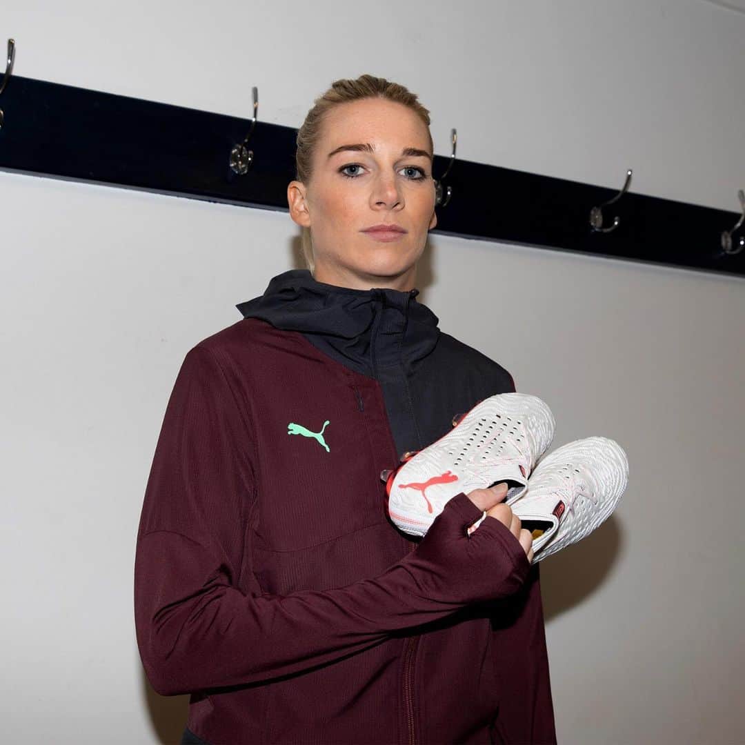 ジェンマ・ボナーのインスタグラム：「Loving the new colour 😍 @pumafootball #NewLevels #PUMAFuture」