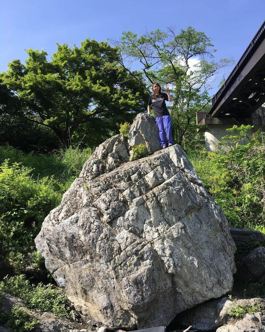 安間佐千さんのインスタグラム写真 - (安間佐千Instagram)「Fun day with my sister at Mitake in Tokyo! It was her first outside climbing🌈  今日は姉を連れて御岳へ✨彼女にとって初の外岩。気持ちいい日でした🌈」5月16日 21時23分 - sachiamma