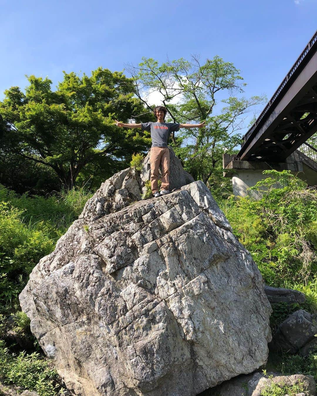のインスタグラム：「Fun day with my sister at Mitake in Tokyo! It was her first outside climbing🌈  今日は姉を連れて御岳へ✨彼女にとって初の外岩。気持ちいい日でした🌈」
