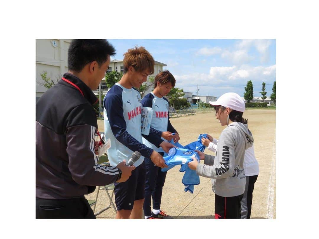 小川航基さんのインスタグラム写真 - (小川航基Instagram)「学校訪問！！ 子供達とサッカーしました〜！ 次の仙台戦は一斉観戦！ 子供達の前で負けられないね！ 勝とう！」5月16日 21時26分 - koki4629