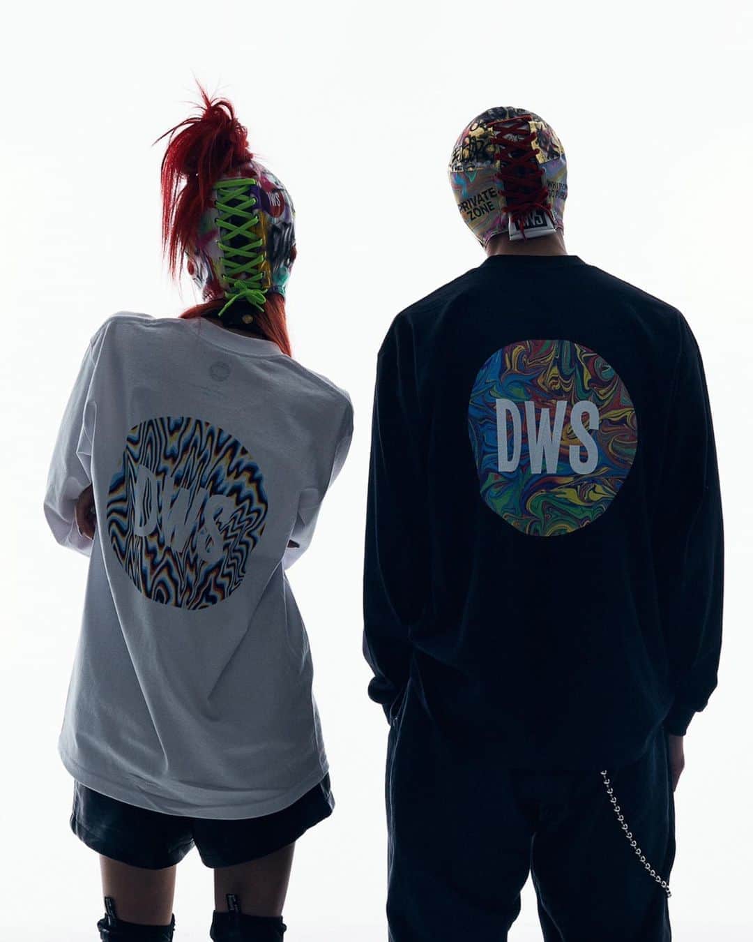 si ouxのインスタグラム：「DWS( @dwsjapan )やっぱめちゃくちゃイケてるチーム 絶対チェックしたほうがよいです﻿ アパレル第一弾のモデルをしました！﻿ たのしい現場は時間が秒🚅﻿ もっとやりたいっ﻿ ﻿ ﻿ #Repost @dwsjapan ﻿ DWS CLOTHES LINE﻿﻿﻿ ﻿﻿﻿ “GENSHOKU” Longsleeve Tee﻿﻿﻿ DROP!!!﻿﻿﻿ ﻿﻿﻿ 楽しみにお待ちいただいてた方にも﻿﻿﻿ 別に待ってないけどという方にも﻿﻿﻿ いいお知らせです。﻿﻿﻿ 正式にアパレルをリリースすることとなりました。﻿﻿﻿ 第一弾として、我々の色流しを埋め込んだこだわりのロングスリーブTシャツを放ちます。﻿﻿﻿ こだわり抜きました。﻿﻿﻿ ﻿﻿ 詳細とご注文はプロフィール欄からwww.dirtyworkersstudio.comのショップページへお越しくださいませ。﻿﻿﻿ ﻿﻿﻿ よろしくお願い申し上げます🔥﻿﻿﻿ ﻿﻿ We are afraid but international shipping is not available.﻿﻿ We will work hard to make the international shipping in near future.﻿﻿ Hope your understanding🙏﻿﻿ Thank you.﻿﻿ ﻿﻿﻿ Print and Embroidery﻿﻿﻿ @drataku_the_draishi (Studio Locally)﻿﻿﻿ ﻿﻿﻿ Maskmans﻿﻿﻿ @kyohei_mitsune_volt from @999999999.official ﻿﻿ @si_oux ﻿﻿ ﻿﻿﻿ Photographer﻿﻿﻿ TakahiroIizuka﻿﻿﻿ ﻿﻿﻿ Mask Creation Support﻿﻿﻿ @kentaro_fujiki ﻿﻿ ﻿﻿﻿ #dwsjapan#色流し#dirtyworkersstudio#極彩色流シ表現集団﻿ ﻿」