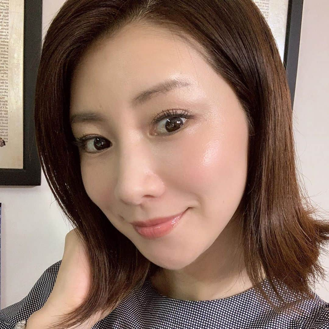 水谷雅子さんのインスタグラム写真 - (水谷雅子Instagram)「髪を短くしてから、すっかり家で染めるようになっています。 この年齢になると白髪もちょこちょこ伸びて目立ちますからね💦 気になったらこまめに目立つ部分だけ染めてます。 ヘアカラーして日にちが経つと、色が抜けてきます🤷‍♀️ ヘアアイロンを使っていると特に目立ちやすくなりますよね💧 で、最近ドラッグストアで見つけた「髪色サプリ」✨ 色が抜けて、気になってくるイヤな黄味をおさえて自然なブラウン系に整えてくれます。 シャンプーの後、髪全体に馴染ませ洗い流しからトリートメントします。 なかなかいい感じにムラなく仕上がりましたよ。💁‍♀️ #liese髪色サプリ#ブラウン系に整える #ヘアカラー後の髪色ケア #水谷雅子#水谷雅子beautybook50の私」5月16日 21時33分 - mizutanimasako