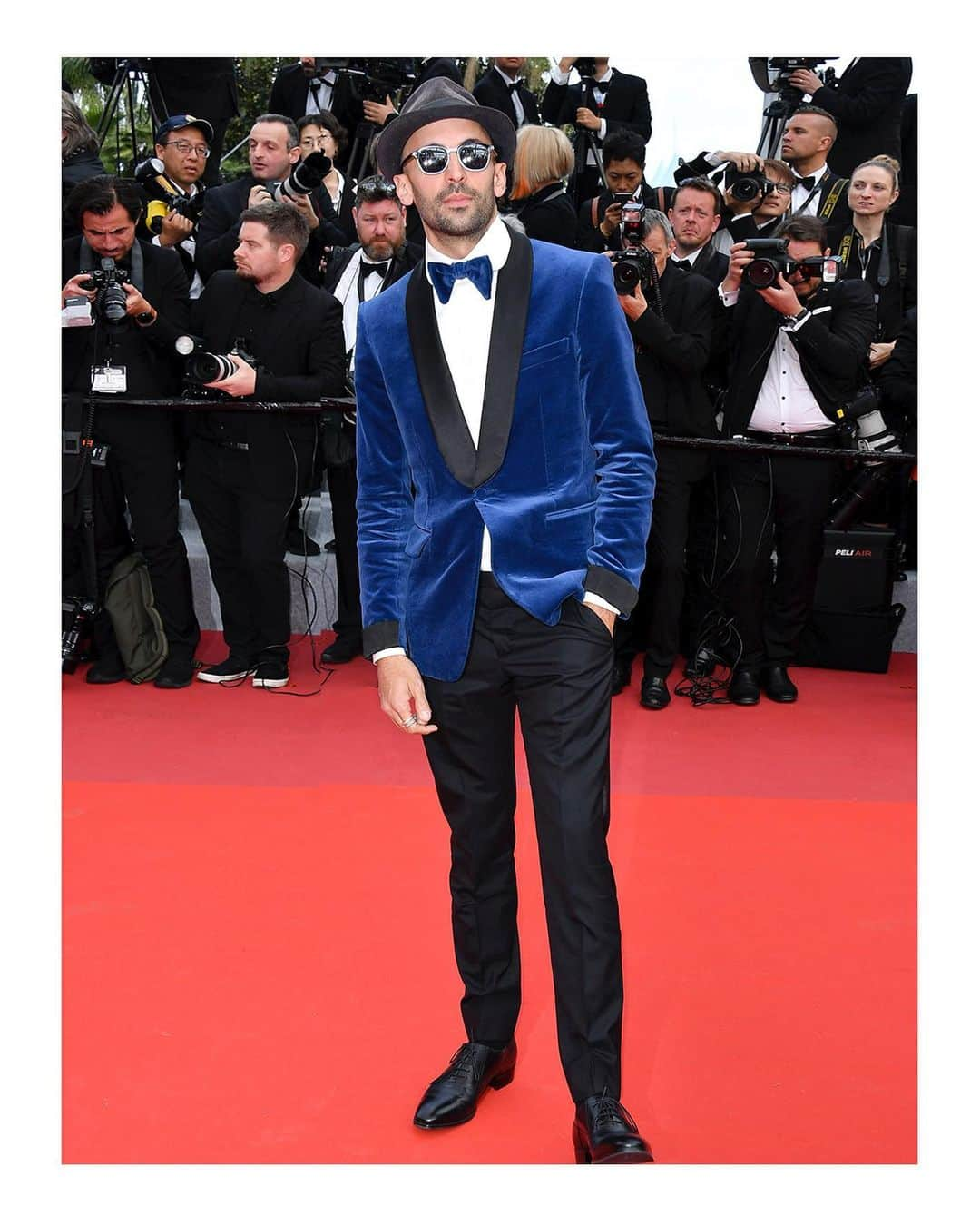 グッチさんのインスタグラム写真 - (グッチInstagram)「To the screening of ‘Les Misérables’ during the 72nd @festivaldecannes at Palais des Festivals, @JR wore a velvet one button shawl lapel jacket with contrast satin lapel and cuffs, pleated evening shirt, tuxedo trousers, velvet bow tie and leather lace-ups from #GucciPreFall19 by @alessandro_michele. #AlessandroMichele #Cannes19」5月16日 21時45分 - gucci