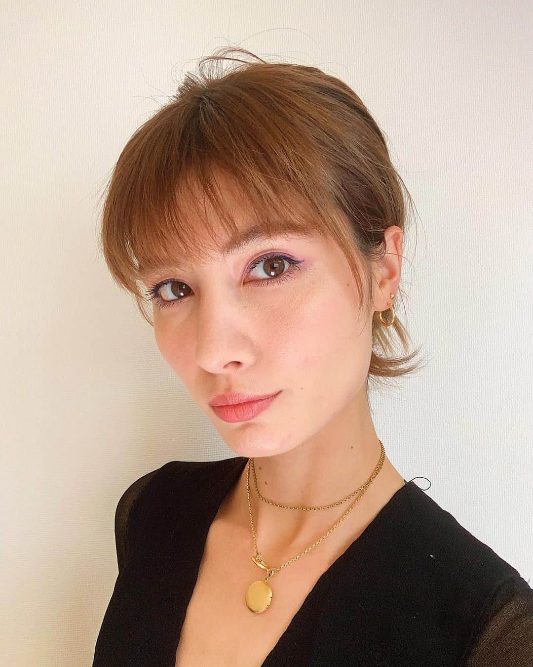 のインスタグラム：「. 今日はパープルのアイシャドウにしてみました💜💜🥳(メイベリンのパレットです) マスカラはMACの紫っぽいブルーを塗ってます🥰 目元が派手な時はリップは控えめに。 カラーメイク、楽しい💋  #makeup#cosmetics#purplemakeup#eyeshadow#bluemascara#beauty#myfavoritemakeup#カラーメイク#カラーマスカラ」