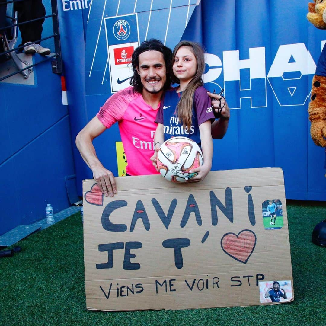 パリ・サンジェルマンFCさんのインスタグラム写真 - (パリ・サンジェルマンFCInstagram)「❤️MATADOR💙 . 😃 @cavaniofficial21 . #ChildrensDay #JourneeDesEnfants #Cavani #AllezParis #ICICESTPARIS #Paris #PSGtraining #PSG」5月16日 21時38分 - psg