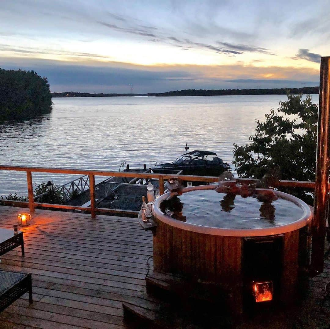 モンス・セルメルローさんのインスタグラム写真 - (モンス・セルメルローInstagram)「Selling my beloved summer house outside Stockholm to anyone who promises to give her all the love, time and affection. She’s truly incredible and well worth a look.  https://www.sjonara.se/sv/objekt/sjotomt-i-malaren/」5月16日 21時42分 - manszelmerlow