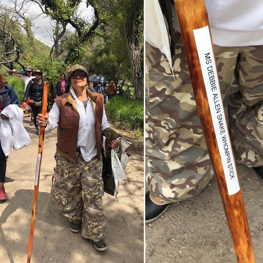 Kelly McCrearyさんのインスタグラム写真 - (Kelly McCrearyInstagram)「I present @therealdebbieallen, fearless director of tonight’s season finale of @greysabc... She’s much better prepared for adventures in nature than Maggie Pierce. 🤣🌲🐍」5月16日 21時44分 - seekellymccreary