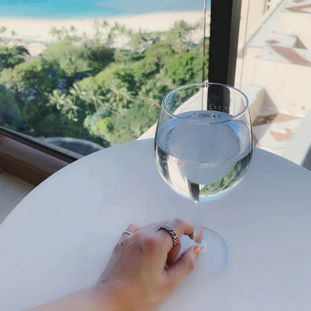 猪鼻ちひろのインスタグラム：「💍 小指の細いやつ ごだわりの ほんの少しの ボコボコ感 どんなものとも相性がよくてお気に入り◎ (3号です。全然見えてない、ね) やっと発送開始できます、嬉しい！ 毎日使って欲しいな♡ #silver925 #Chiro #fromChiro」