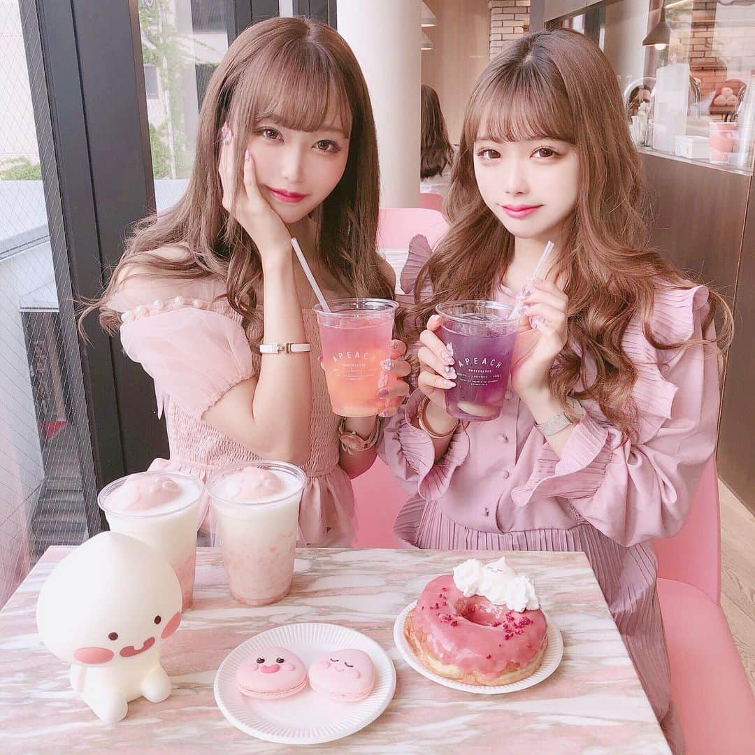 さきぼんさんのインスタグラム写真 - (さきぼんInstagram)「アピーチカフェの新作ドリンクを飲んできたよ～🍑 アイスティーなんだけどフルーツ入れると色が変わるの！ 塗り絵もできたよ♡ @kakaofriends_jp . . tops @xsrokux http://bit.ly/2VK1NOK 「sr6」で ¥1,000 OFF♡ . . #sróku #エスロク #srokucode #エスロクコーデ #pinkコーデ #ピンクコーデ  #APEACH_OMOTESANDO #表参道 #表参道カフェ #cafe #カフェ巡り #インスタ映え #アピーチ #カカオフレンズ #カカオ #kakaofriends #pink #kakao #さきぼんカフェ巡り #さきぴょん🖤 #さきぼんhot❣️」5月16日 21時49分 - sakibon69