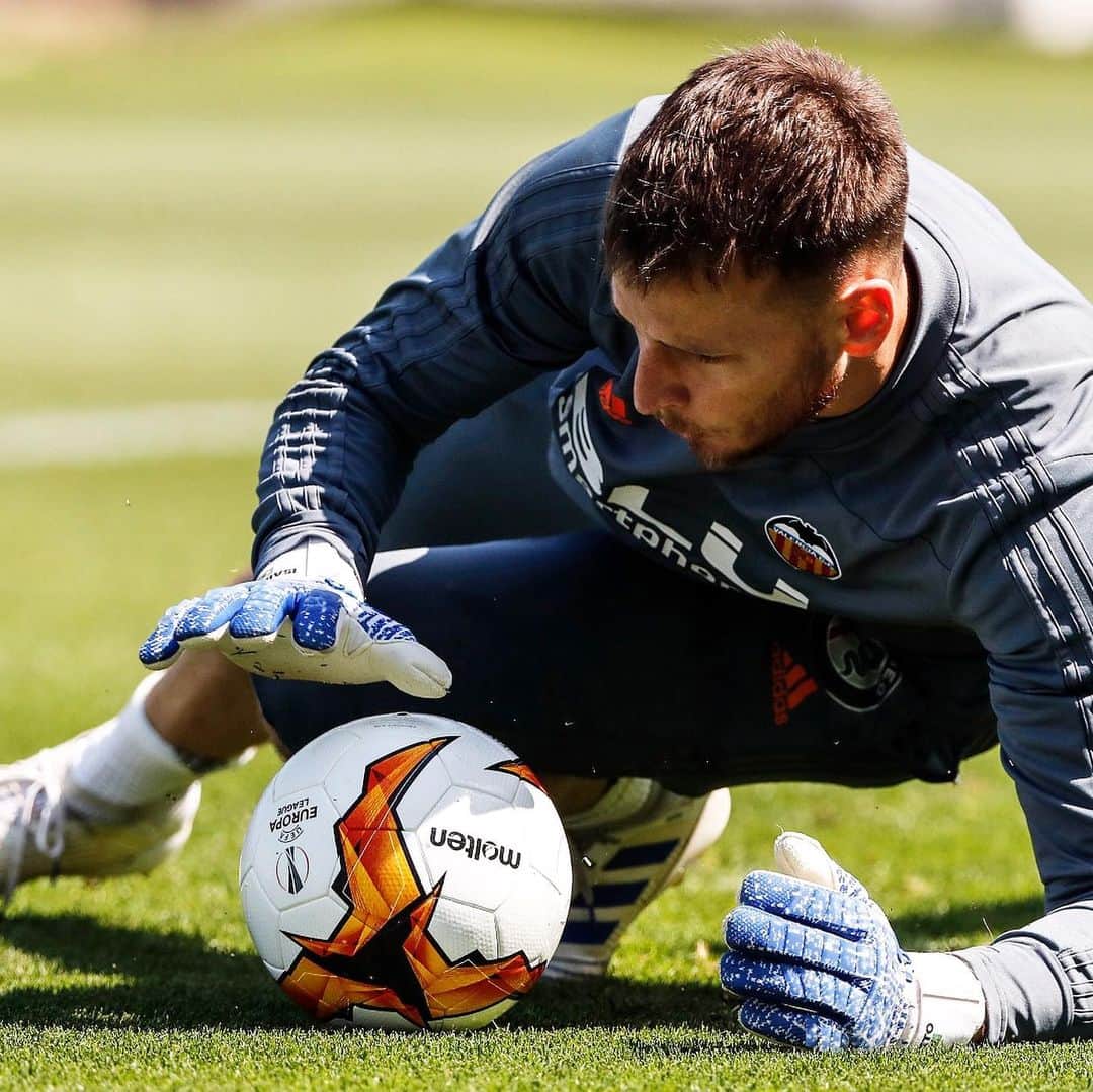 ノルベルト・ムラーラ・ネトのインスタグラム：「Trabajando siempre, todos los días, con foco en nuestro objetivo! ⚽️👐🏼 #valenciacf」