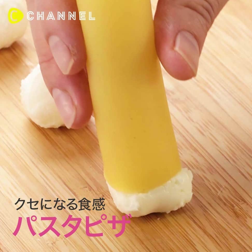 のインスタグラム：「🍝新食感❤️カリもちっパスタピザ🍕 . 💗Check👉 @cchannel_food 🎶 💗Follow me👉 @cchannel_girls 🎵 . 💄C CHANNELのアプリもよろしくお願いします😊💕 . こんなの食べたことない！この食感はクセになりそう 市販のピザソースを使えばあっという間に完成！ カネロニは、茹で時間も2分程でいいのでお手軽ですよ☆ . ■調理時間：約25分 ■材料費：約800円 . ■材料 ・カネロニ…10本 ・モッツァレラチーズ…20個 ・ピザソース…400g ・薄力粉…適量 ・卵…適量 ・パン粉…適量 . ■手順 1. カネロニは袋記載通り（2~3分)茹でる 2. 茹でたカネロニに丸いモッツァレラチーズを入れる。反対側からピザソースを入れてさらにモッツァレラチーズで蓋をする。 3. 薄力粉、卵、パン粉の順に衣付けをして190度のオーブンで15分焼いて完成です♪ . . #パスタランチ#パスタ部#パスタグラム#ふたりごはん#おうちパスタ#自炊女子#ホームパーティー#フーディーテーブル#豊かな食卓#私のおいしい写真#おうち時間#カネロニ#おしゃれランチ#おしゃれママ#ピクニック#チーズ好き#レシピ動画#アレンジレシピ#うちごはん#仲良し家族#ふたり暮らし#同棲カップル#料理初心者#晩ご飯記録#おもてなし料理#おうちパーティー#おすすめレシピ#料理好きな人と繋がりたい#豊かな食卓」