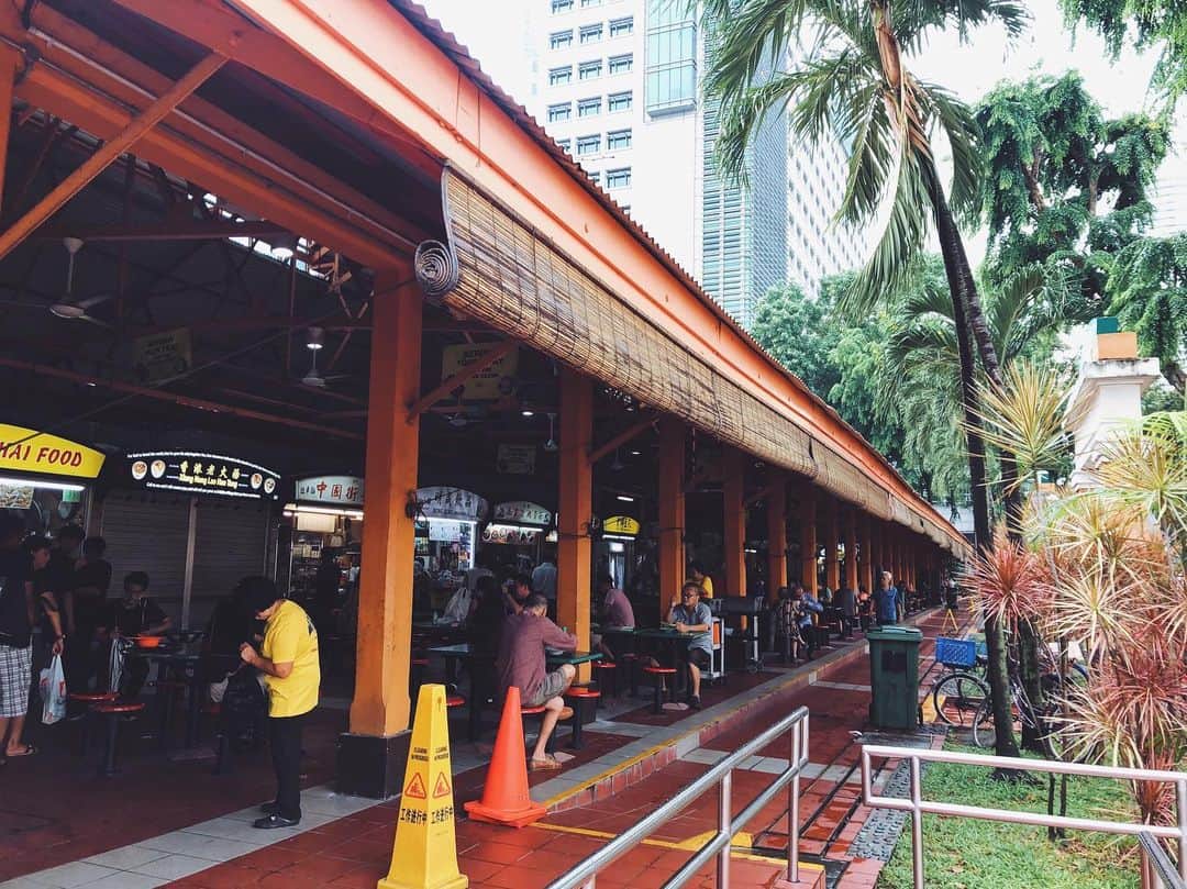 momo8631さんのインスタグラム写真 - (momo8631Instagram)「2019.05.16 #momo8631travel シンガポールといえば、ホーカーズでの食事！ #maxwellfoodcentre で#阿仔海南鶏飯 のチキンライスを。 蒸し暑い空間で食べるチキンライスも雰囲気があってよかったです😋 ..... #travel #photography #food #delicious #chickenrice #シンガポール #チキンライス #ホーカーズ #旅 #ブログも更新したよ」5月16日 21時53分 - momo8631