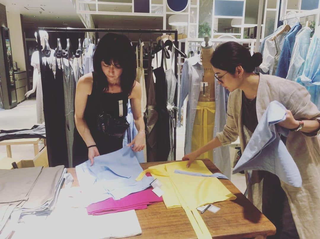のインスタグラム：「閉店後 . . . 設営中。 . . . いよいよ明日からです😊 . . @ayuuki0908 ちゃんも手伝ってくれてます。 ありがとう😊 . . . mix and mingle ポップアップ . . 5/17金.18土.19日 . . 新宿伊勢丹 2階 アーバンクローゼット内 . . . @isetan_shinjuku_urbancloset . . . . . . #mix_and_mingle_  #新宿 #新宿伊勢丹 #ポップアップ #エプロン #オールインワン #シャツワンピ #カッティングボード #箸 #箸置き #アーバンクローゼット」