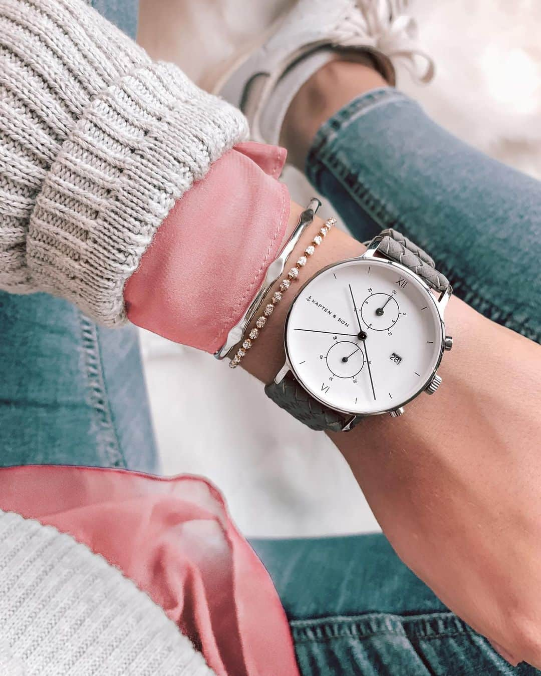 Kapten & Sonさんのインスタグラム写真 - (Kapten & SonInstagram)「'Summer means happy times and good sunshine.' ☀ Our Chrono 'Grey Woven Leather' is the perfect accessories for your next Outfit! #bekapten #kaptenandson⠀⠀ .⠀⠀ .⠀⠀ .⠀⠀ #watches #travelling #traveltheworld #detaillove #details #summertime #ootd #ootdfash #fashiongram #fashionaddicted」5月16日 21時58分 - kaptenandson