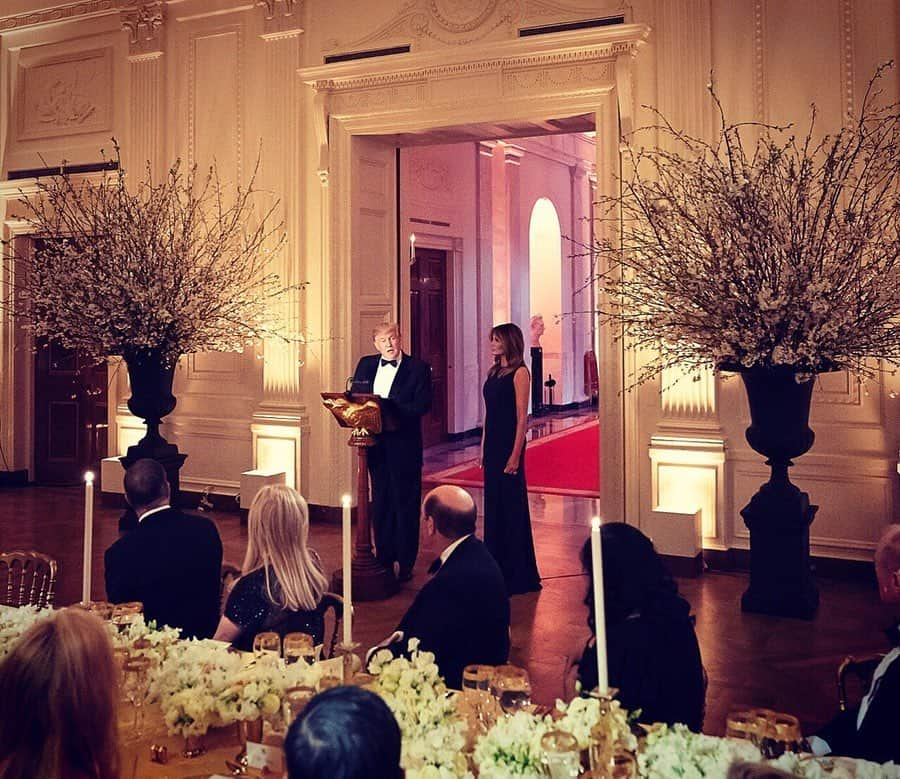 ドナルド・トランプさんのインスタグラム写真 - (ドナルド・トランプInstagram)「#Repost @FLOTUS ・・・ ‪It was a wonderful evening celebrating @whitehousehistory and our great partnership in preserving history. Thank you to the leadership of WHHA & its supporters for joining us at the @WhiteHouse.」5月16日 21時58分 - realdonaldtrump