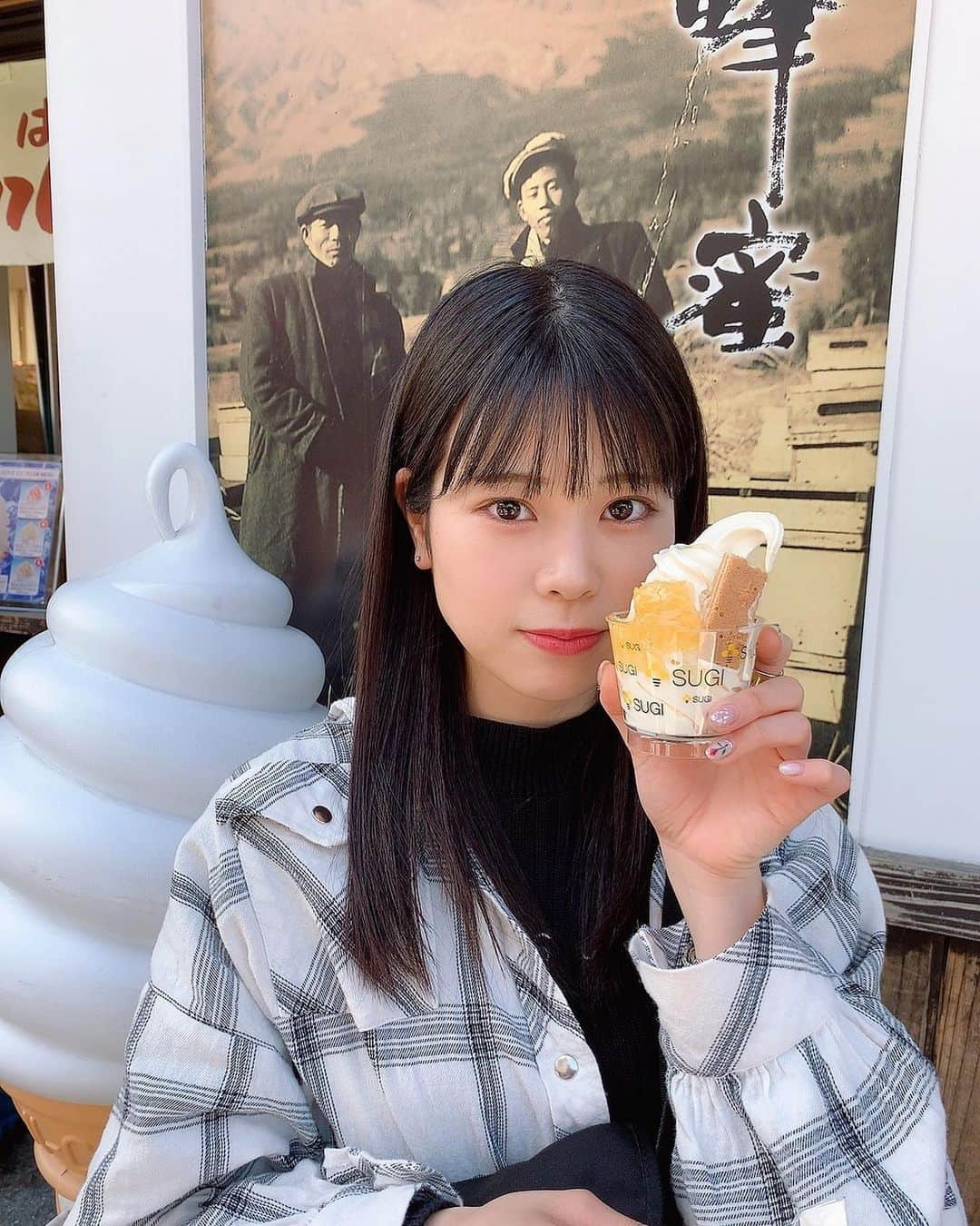 吉川七瀬さんのインスタグラム写真 - (吉川七瀬Instagram)「千葉の成田山に行った時に食べたアイス！ ハチが書いてあってチーム8にぴったりと思って即買っちゃった🐝 . 本当の蜂の巣が入ってるの！ めっちゃ美味しかった〜 また食べたーい！ . #成田山 #アイスクリーム #SUGI」5月16日 22時02分 - yoshikawa_nanase