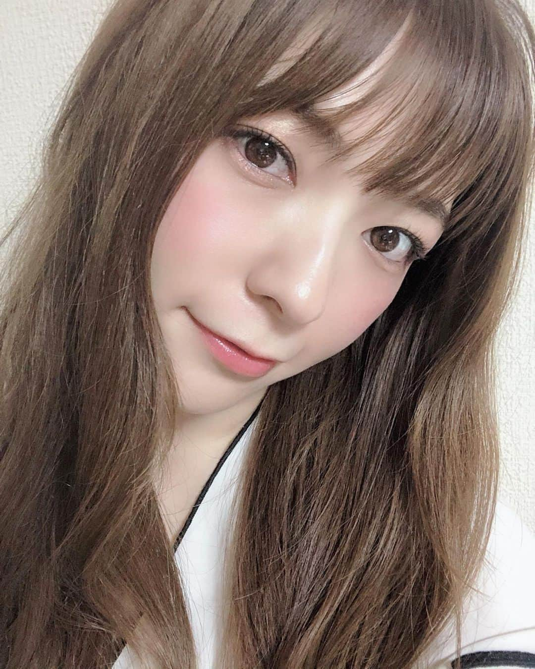 岩根沙恵子?さえみるさんのインスタグラム写真 - (岩根沙恵子?さえみるInstagram)「💄 8月2日(金)に発売するジルスチュアートのFallコレクションをいち早く体験させて頂きました🤤💓 . 真珠をコンセプトにしたコレクションで会場のいろんなところに真珠が🥺🥺🥺❤️💓 . ピンクゴールドカラーとのことで、ピンクのコート&ゴールドのアクセサリーで行ったよ♥︎ . いやあ、やはり見た目が可愛すぎて、あがりますね(〃ω〃) 💟💟💟 . どのカラーも気になりました💓 アイシャドウ・グロスを試してみたのだけど、どうかな？🥺 アイシャドウ•••04 cashmere グロス•••02 darkgarmet . アイシャドウはイエベに合うようにオレンジっぽい色味🍊♡ グロスは普段使っているリップの上に塗ったのだけど、全然違う雰囲気になって気に入りました( ⸝⸝⸝°_°⸝⸝⸝ )🎀 . 特にグロスがお気に入りになったので、色味またblogに載せます♡ . すべてに本物の真珠の粉末が入ってるとか•••(ˊ•̤ω•̤ˋ)💓 発売が楽しみですね♡ . @jillstuartbeauty #ジルスチュアート#エターナルクチュールアイズ #真珠アイシャドウ #jillstuartbeauty #eternalcouture #eternalcoutureeyes #エターナルクチュールアイズベルベット01 #ベルベット01  #neverendinglove #アイシャドウ #アイカラー #eyecolor #eyeshadow #カラーメイク #アイメイク #新作コスメ #艶メイク #ジルアイシャドウ #ピンクメイク #秋コスメ #ジルコスメ #真珠コスメ #jill #ナチュラルメイク #裸眼メイク #まつ毛パーマ」5月16日 22時04分 - saemiltiii