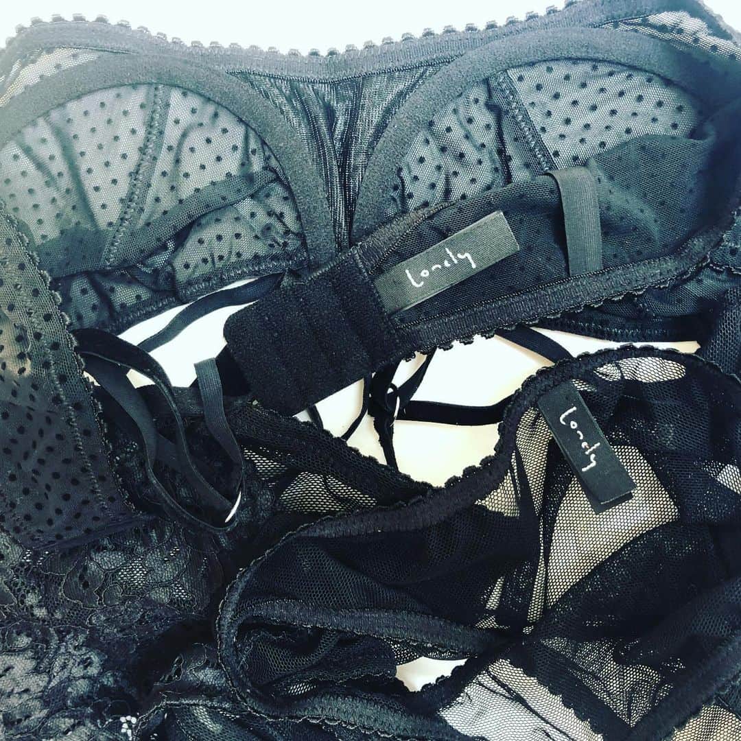 レナ・ヘディのインスタグラム：「When @lonelylingerie 🥰 send you the Loveliest undies ... thursday is suddenly the nicest 🖤🍑」