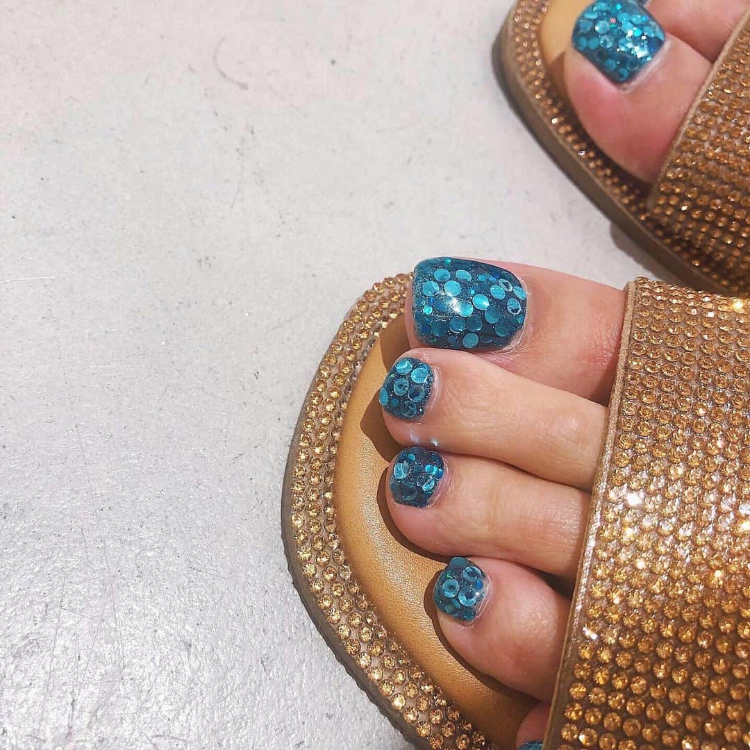 橋本江莉果さんのインスタグラム写真 - (橋本江莉果Instagram)「My #new #footnail 💎💎💎 最近気分の #ブルー のキラッキラッに🦋✨🌟💫 色んなサイズの #ラメ やホログラムを入れてもらいました💙 見るたびにテンション上がるお気に入りの #フットネイル です🐬🌴 ちなみに、キラキラサンダルも #newin 👡🧡💖 キラキラ欲は永遠です,,,⭐️⭐️⭐️ #footnails #blue #glitter #glitternails #kirakira #キラキラ #青」5月16日 22時08分 - erica_hashimoto