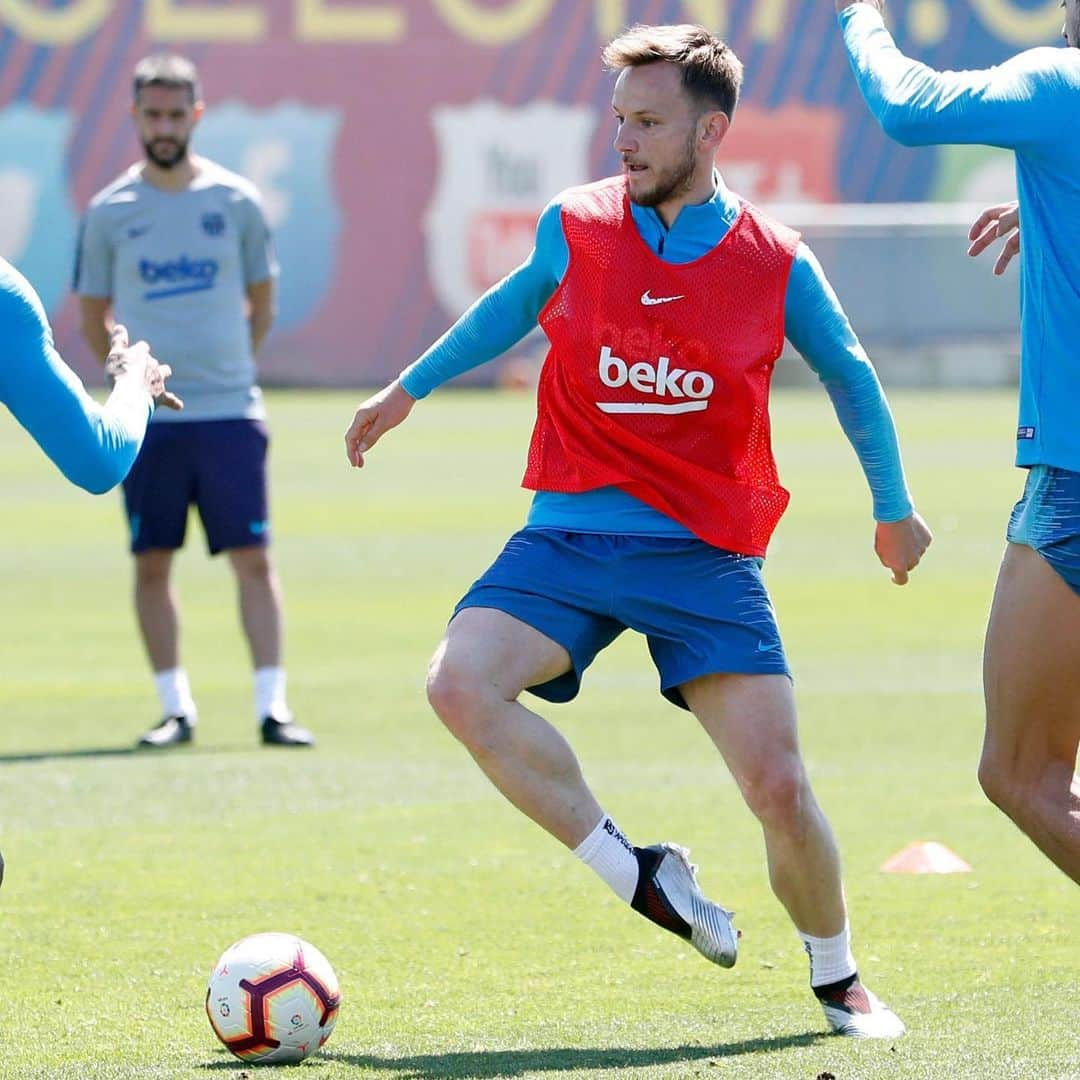 イヴァン・ラキティッチさんのインスタグラム写真 - (イヴァン・ラキティッチInstagram)「Training session ⚽ #ForçaBarça 🔵🔴」5月16日 22時14分 - ivanrakitic